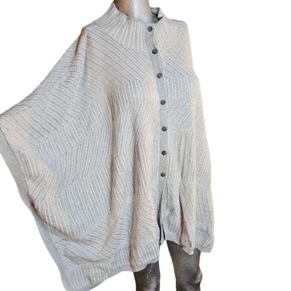 Banana Republic Light Grey Knit Poncho - Picture 5 of 10